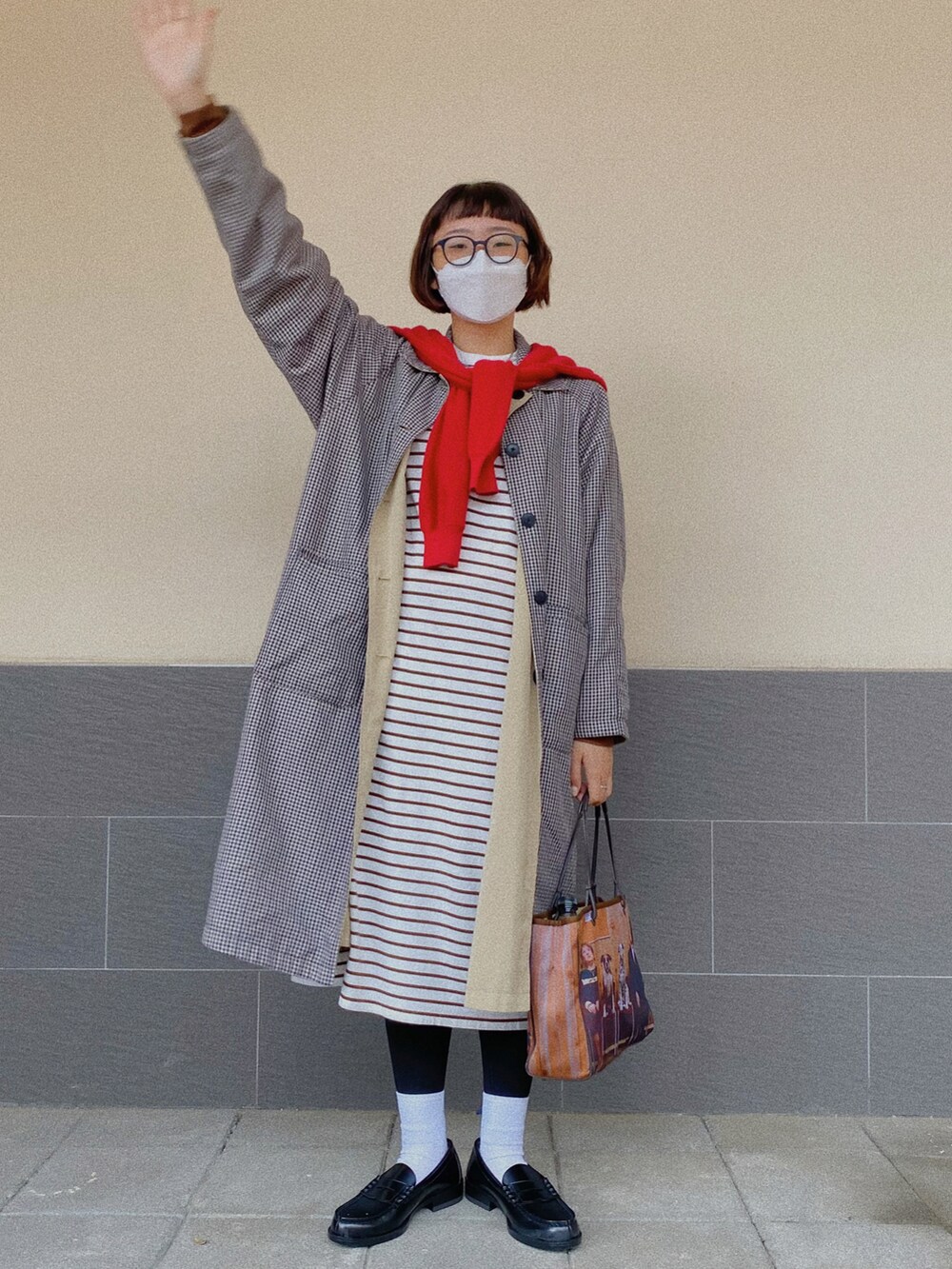 「ANYA HINDMARCHのアイテム（トートバッグ、ブラウン系）」を使った、Yi Yong Wangさん（レディース・168cm）の冬コーディネートの2枚目の写真
