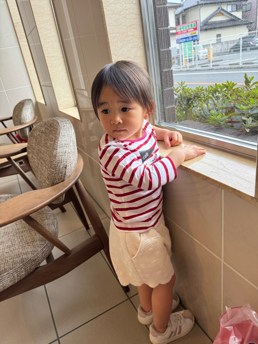 レッド系のTシャツ/カットソー、ホワイト系のその他パンツ、ホワイト系のスニーカーを着用したキッズの秋コーディネートの2枚目の写真