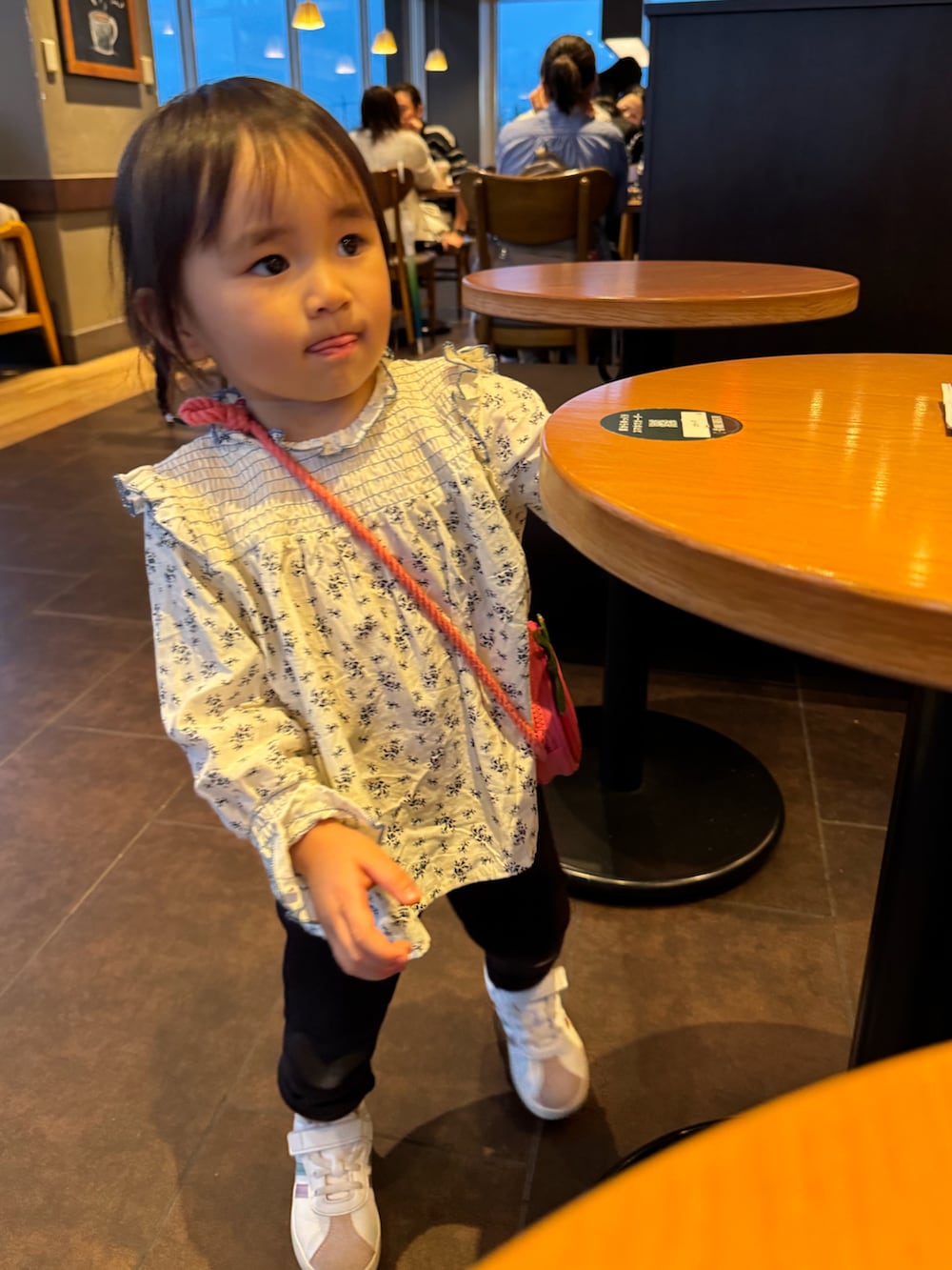 ホワイト系のシャツ/ブラウス、ホワイト系のスニーカー、ピンク系のバッグを着用したキッズの秋コーディネートの2枚目の写真