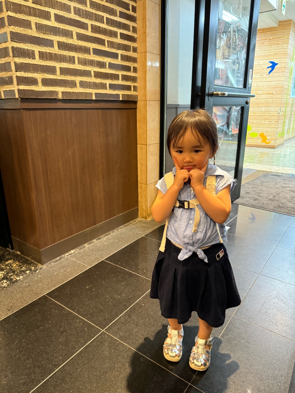 ブルー系のシャツ/ブラウス、ブルー系のスカート、シルバー系のサンダルを着用したキッズの秋コーディネートの3枚目の写真