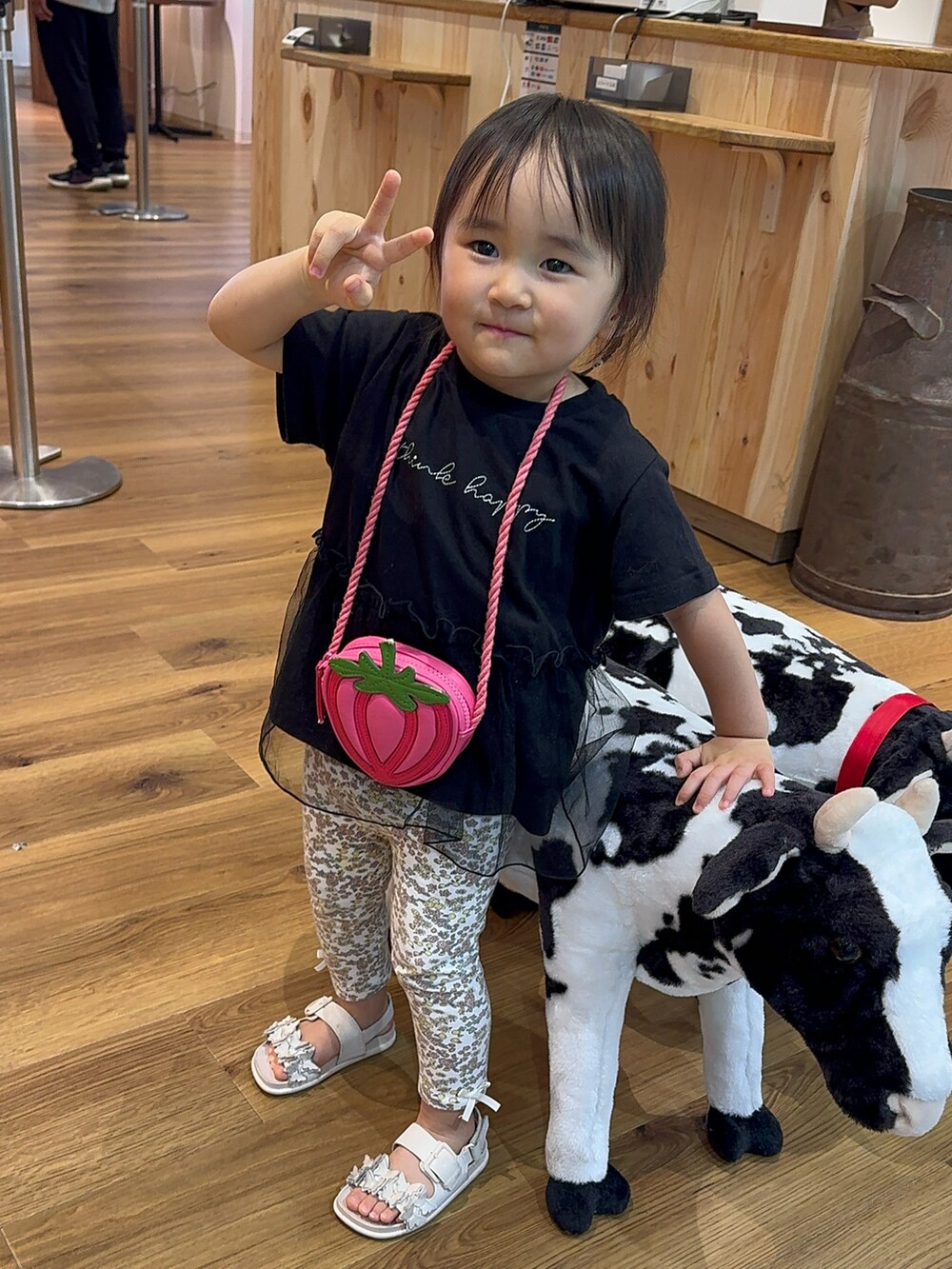 ブラック系のTシャツ/カットソー、ホワイト系のサンダル、ホワイト系のレギンス/スパッツを着用したキッズの秋コーディネートの2枚目の写真