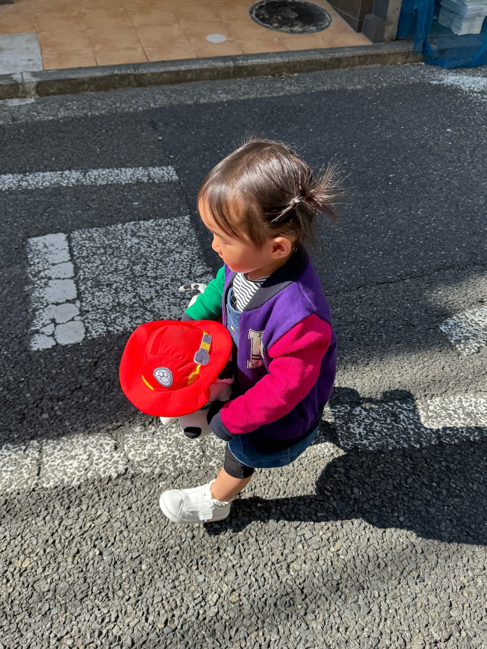 その他のカーディガン/ボレロ、ブルー系のデニムスカート、ホワイト系のTシャツ/カットソーを着用したキッズの冬コーディネートの2枚目の写真