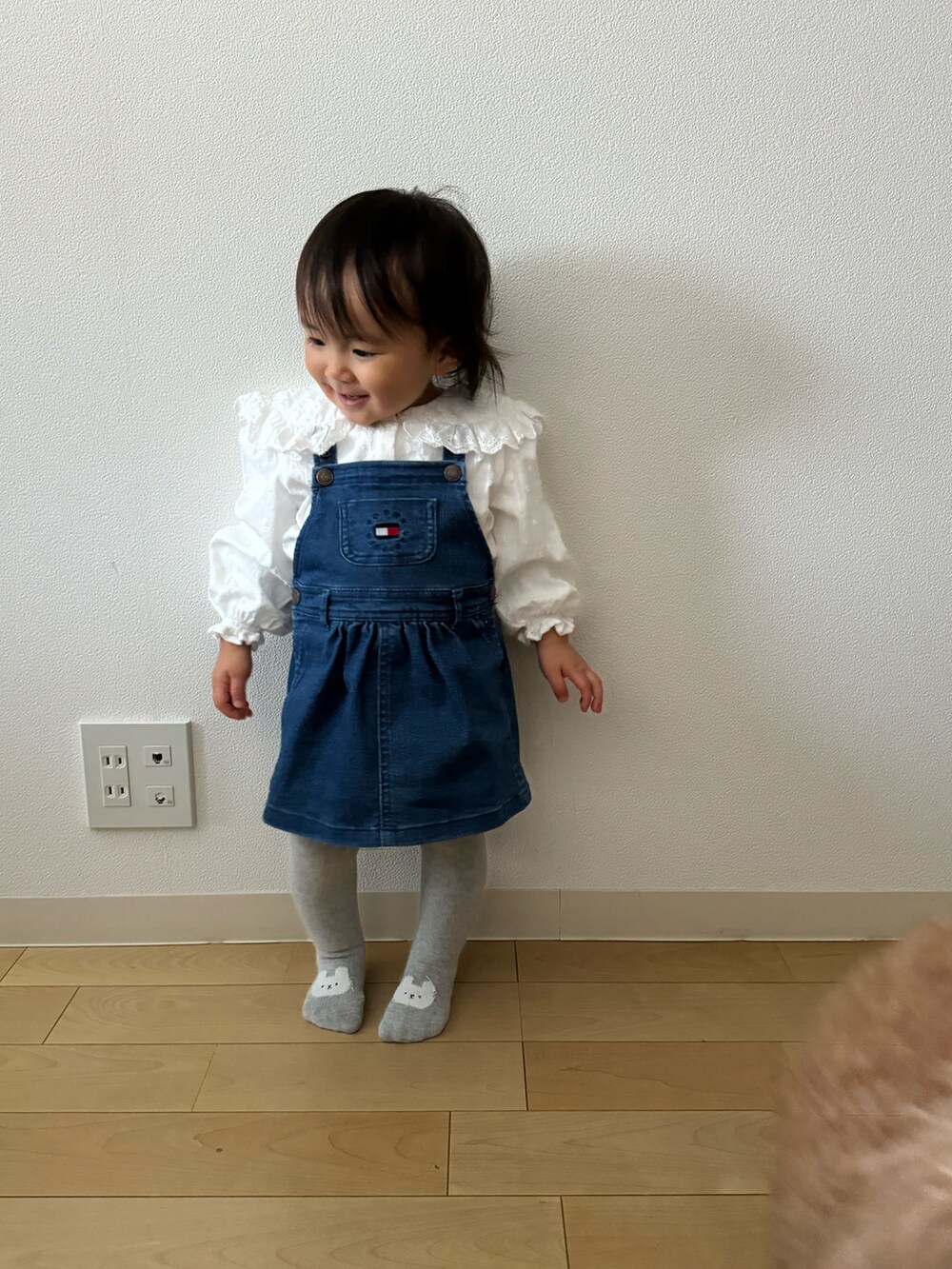 ホワイト系のシャツ/ブラウス、ブラック系のカーディガン/ボレロ、ブルー系のワンピースを着用したキッズの冬コーディネートの3枚目の写真