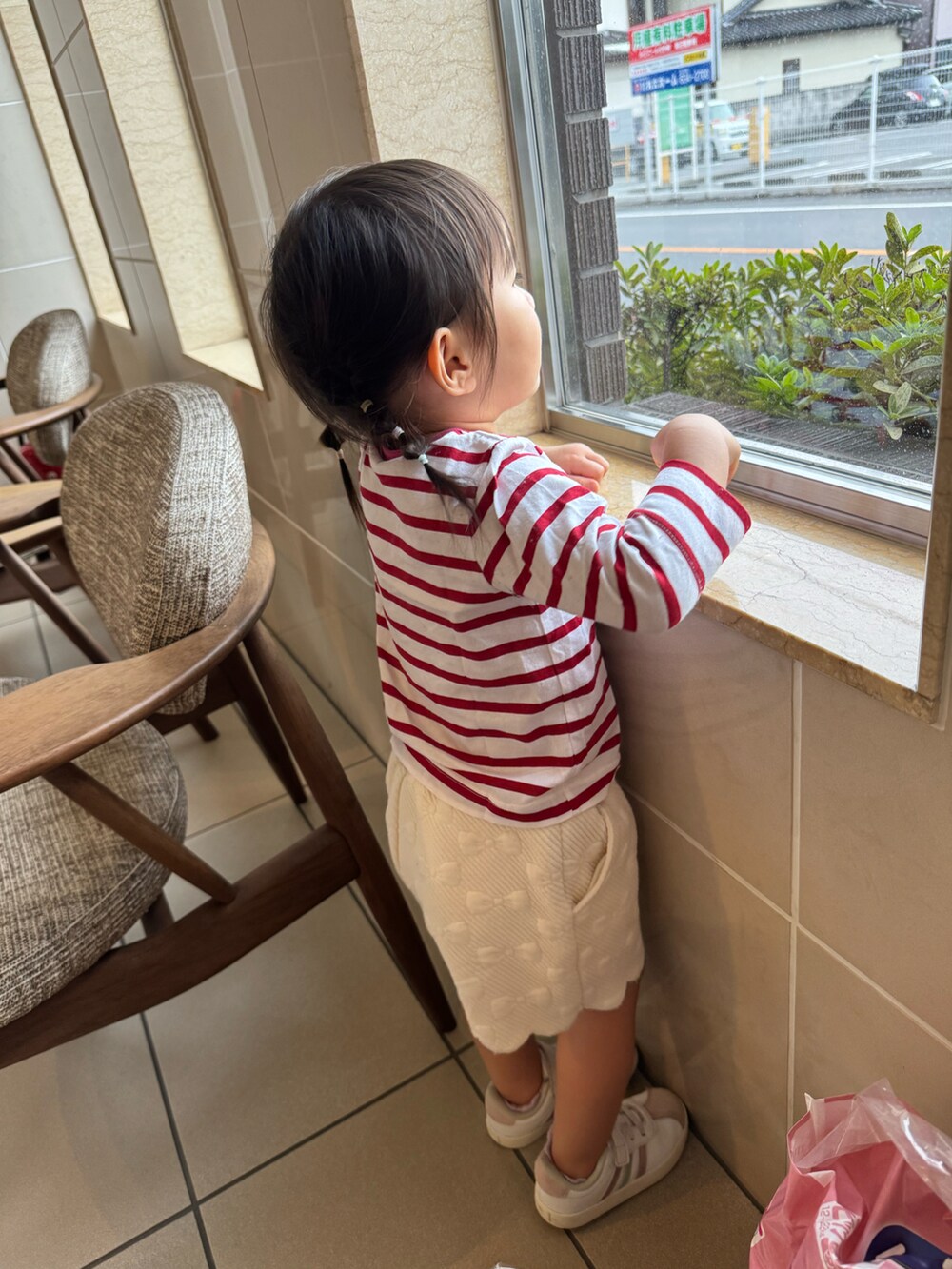 レッド系のTシャツ/カットソー、ホワイト系のその他パンツ、ホワイト系のスニーカーを着用したキッズの秋コーディネートの3枚目の写真