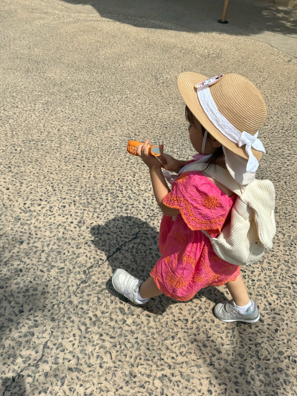 ピンク系のワンピース/ドレス、グレー系のスニーカーを着用したキッズの秋コーディネートの3枚目の写真