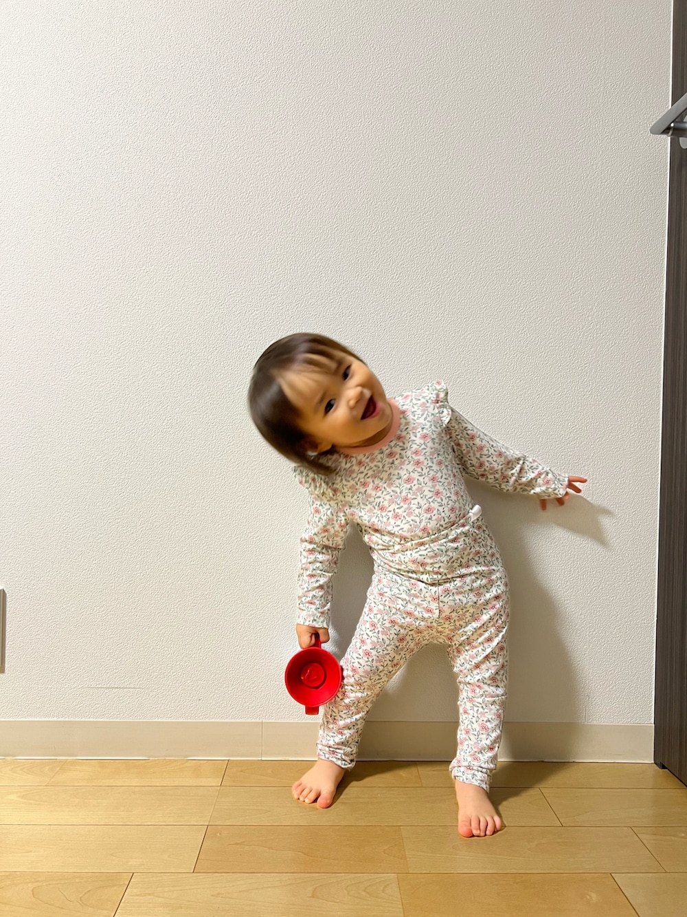 ピンク系のルームウェア/パジャマを着用したキッズの秋コーディネートの3枚目の写真