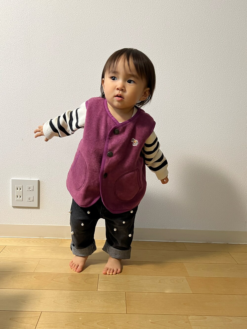 パープル系のベスト、ホワイト系のニット/セーター、ブラック系のその他パンツを着用したキッズの秋コーディネートの5枚目の写真