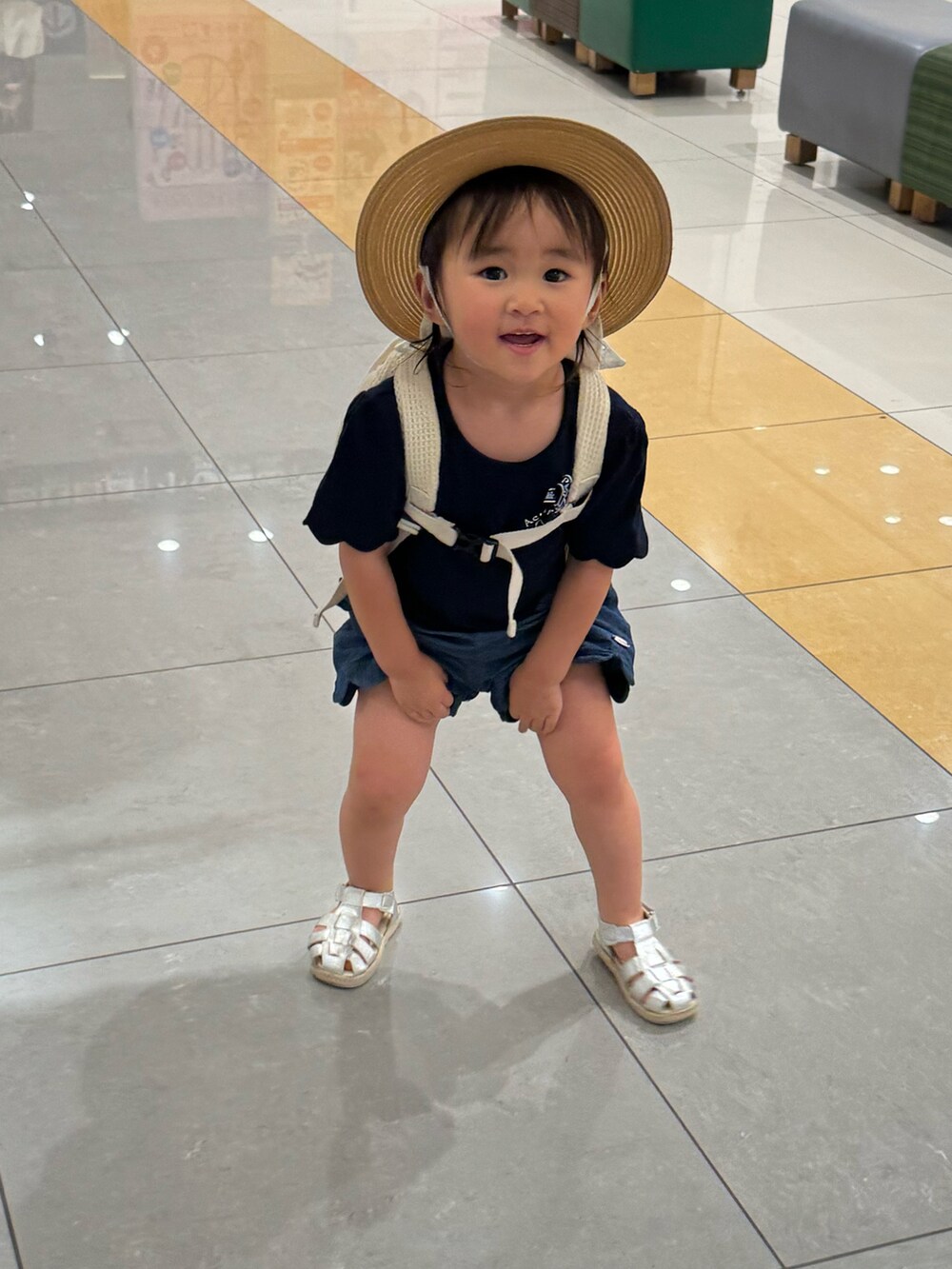 ブラック系のTシャツ/カットソー、ブルー系のスウェットパンツ、シルバー系のサンダルを着用したキッズの秋コーディネートの3枚目の写真