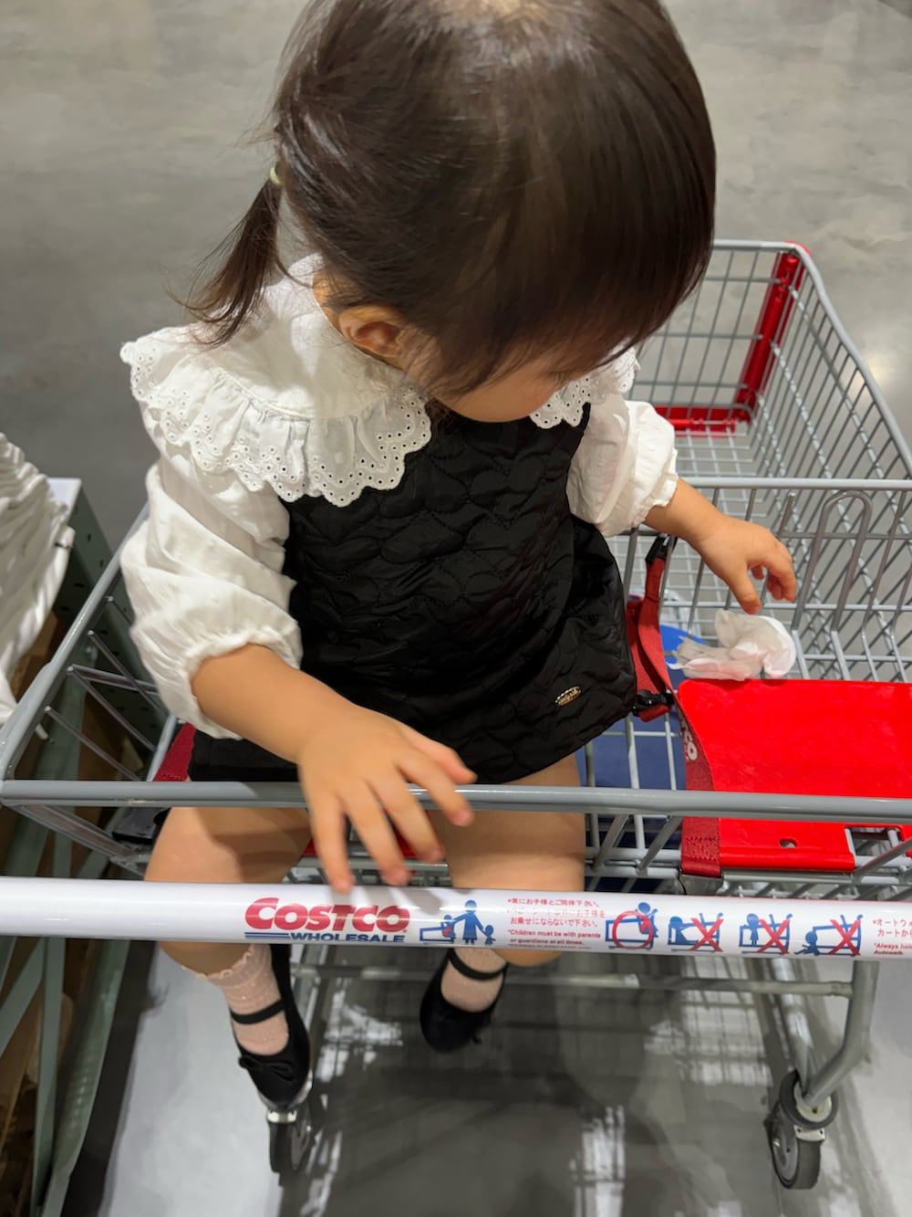 ホワイト系のシャツ/ブラウス、ブラック系のワンピース、ブラック系のバレエシューズを着用したキッズの秋コーディネートの4枚目の写真