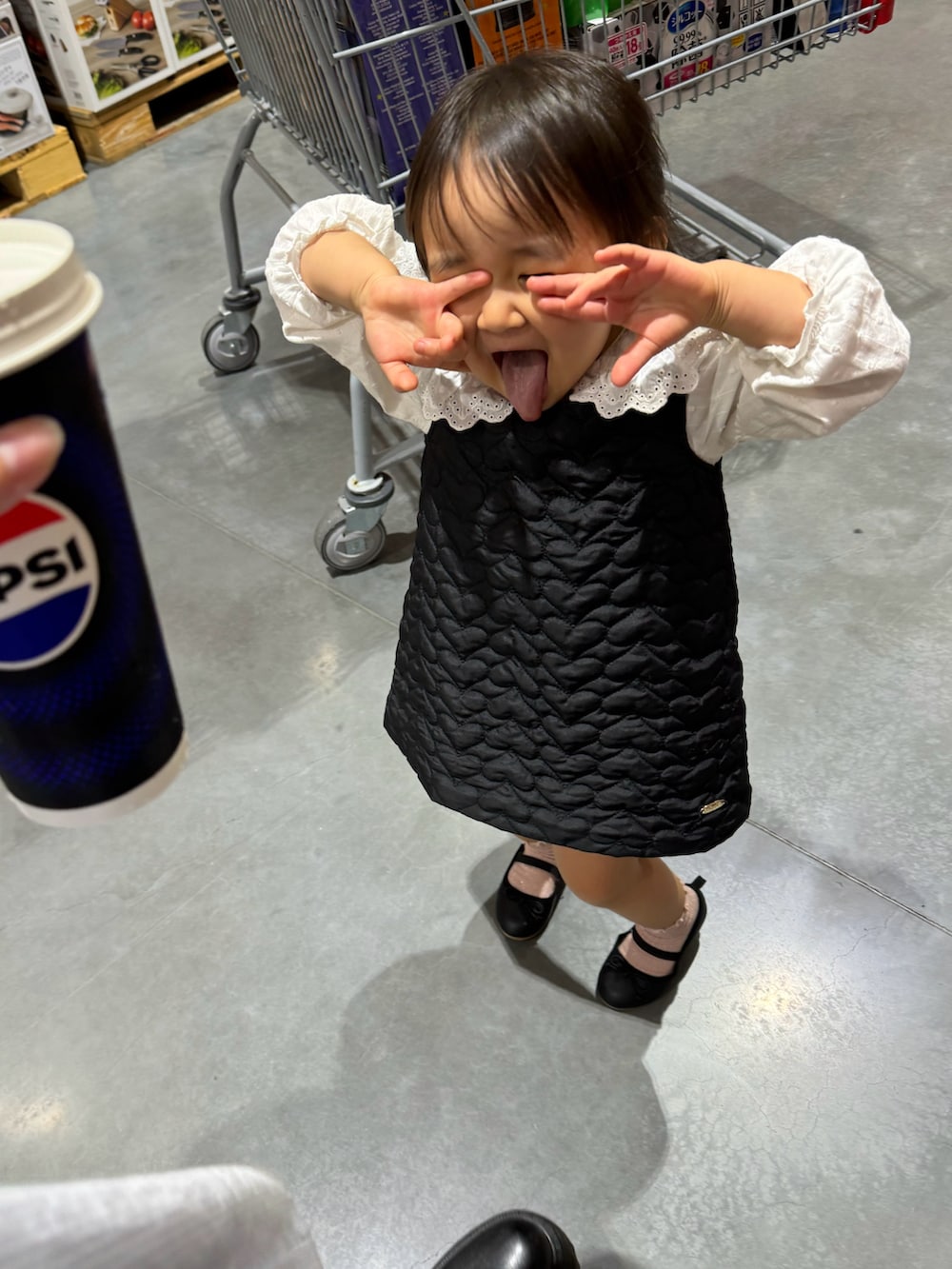 ホワイト系のシャツ/ブラウス、ブラック系のワンピース、ブラック系のバレエシューズを着用したキッズの秋コーディネートの2枚目の写真