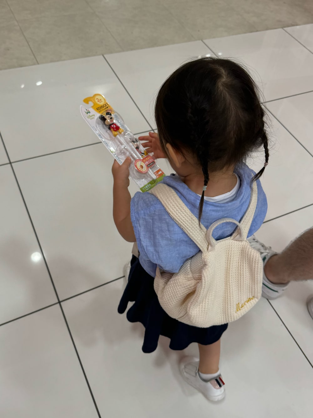 ブルー系のシャツ/ブラウス、ブルー系のスカート、シルバー系のサンダルを着用したキッズの秋コーディネートの4枚目の写真