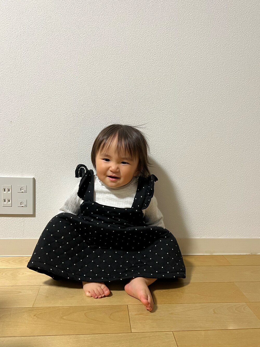 ブラック系のワンピースを着用したキッズの秋コーディネートの4枚目の写真