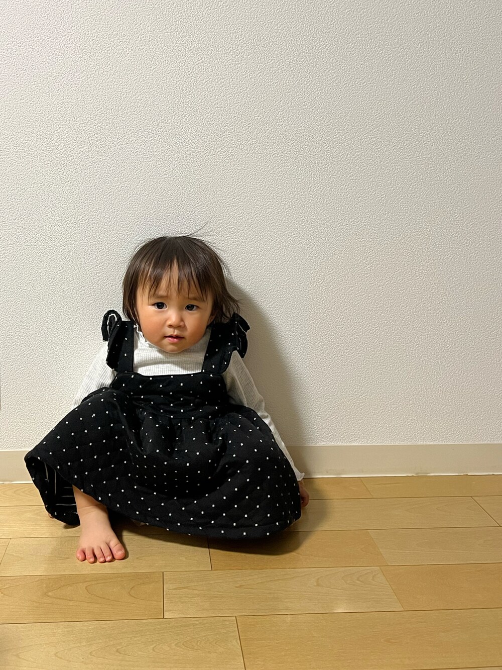 ブラック系のワンピースを着用したキッズの秋コーディネートの3枚目の写真