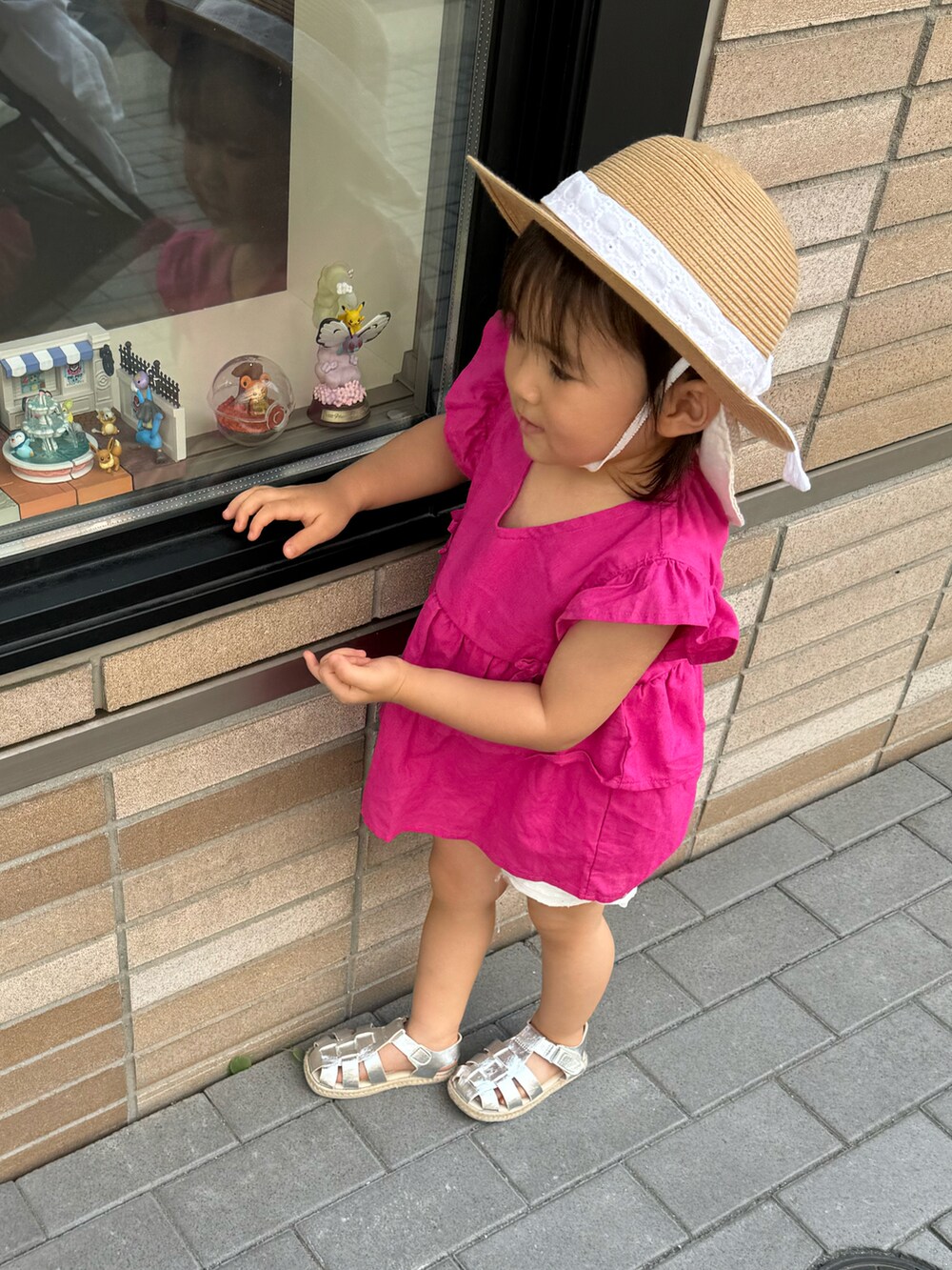 ピンク系のトップス、ホワイト系のその他パンツ、シルバー系のサンダルを着用したキッズの秋コーディネートの3枚目の写真