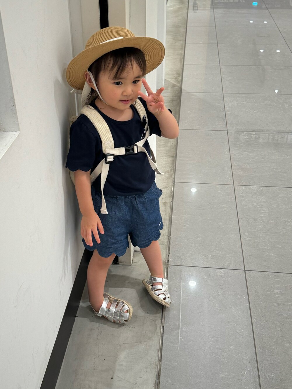 ブラック系のTシャツ/カットソー、ブルー系のスウェットパンツ、シルバー系のサンダルを着用したキッズの秋コーディネートの2枚目の写真