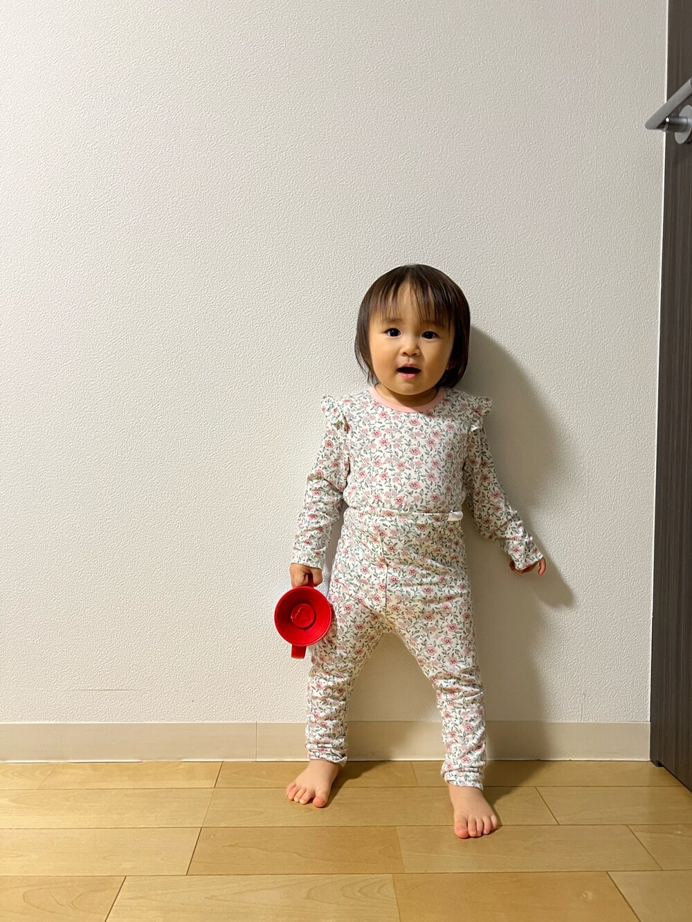 ピンク系のルームウェア/パジャマを着用したキッズの秋コーディネートの2枚目の写真