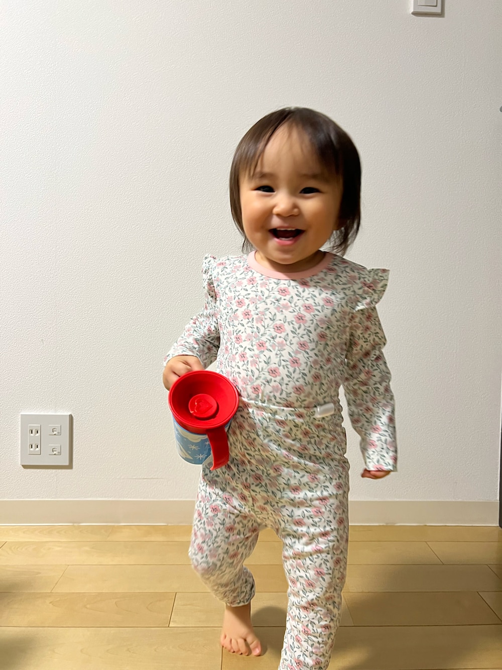 ピンク系のルームウェア/パジャマを着用したキッズの秋コーディネートの4枚目の写真