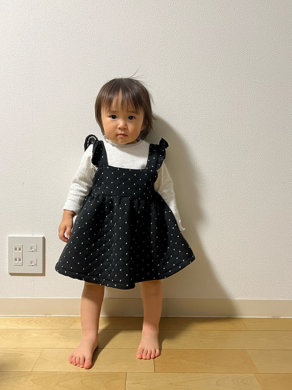 ブラック系のワンピースを着用したキッズの秋コーディネートの2枚目の写真