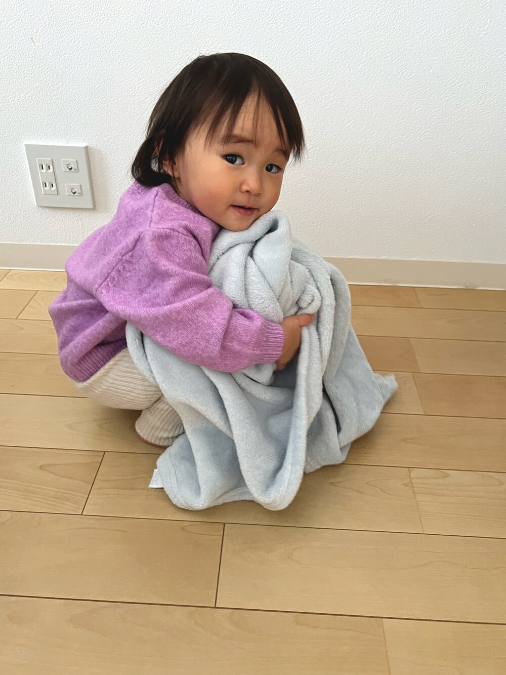 パープル系のニット/セーター、ベージュ系のレギンス/スパッツを着用したキッズの秋コーディネートの3枚目の写真