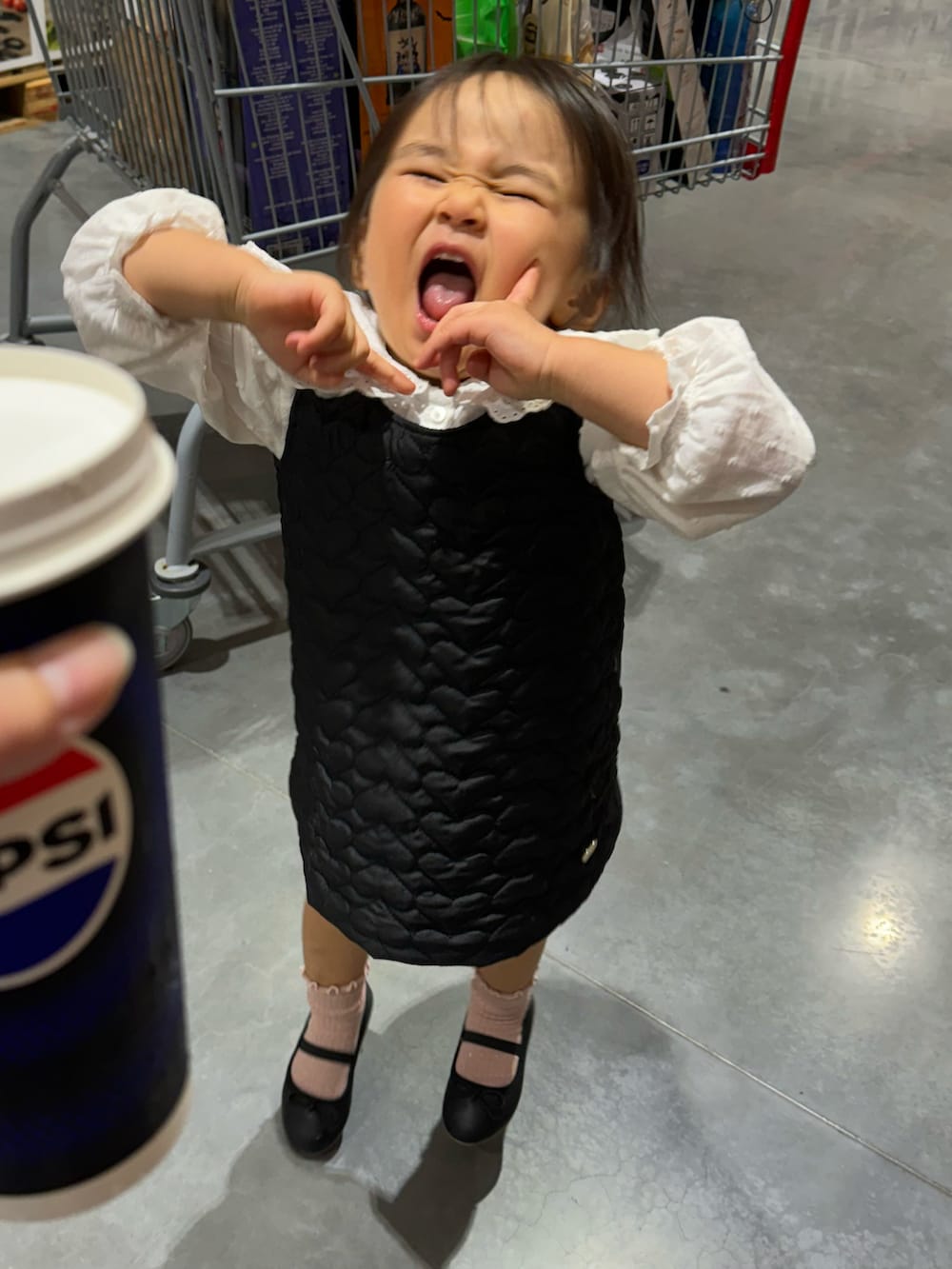 ホワイト系のシャツ/ブラウス、ブラック系のワンピース、ブラック系のバレエシューズを着用したキッズの秋コーディネートの3枚目の写真