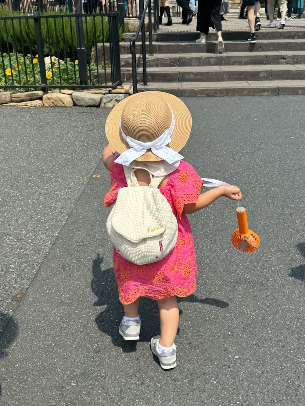 ピンク系のワンピース/ドレス、グレー系のスニーカーを着用したキッズの秋コーディネートの2枚目の写真