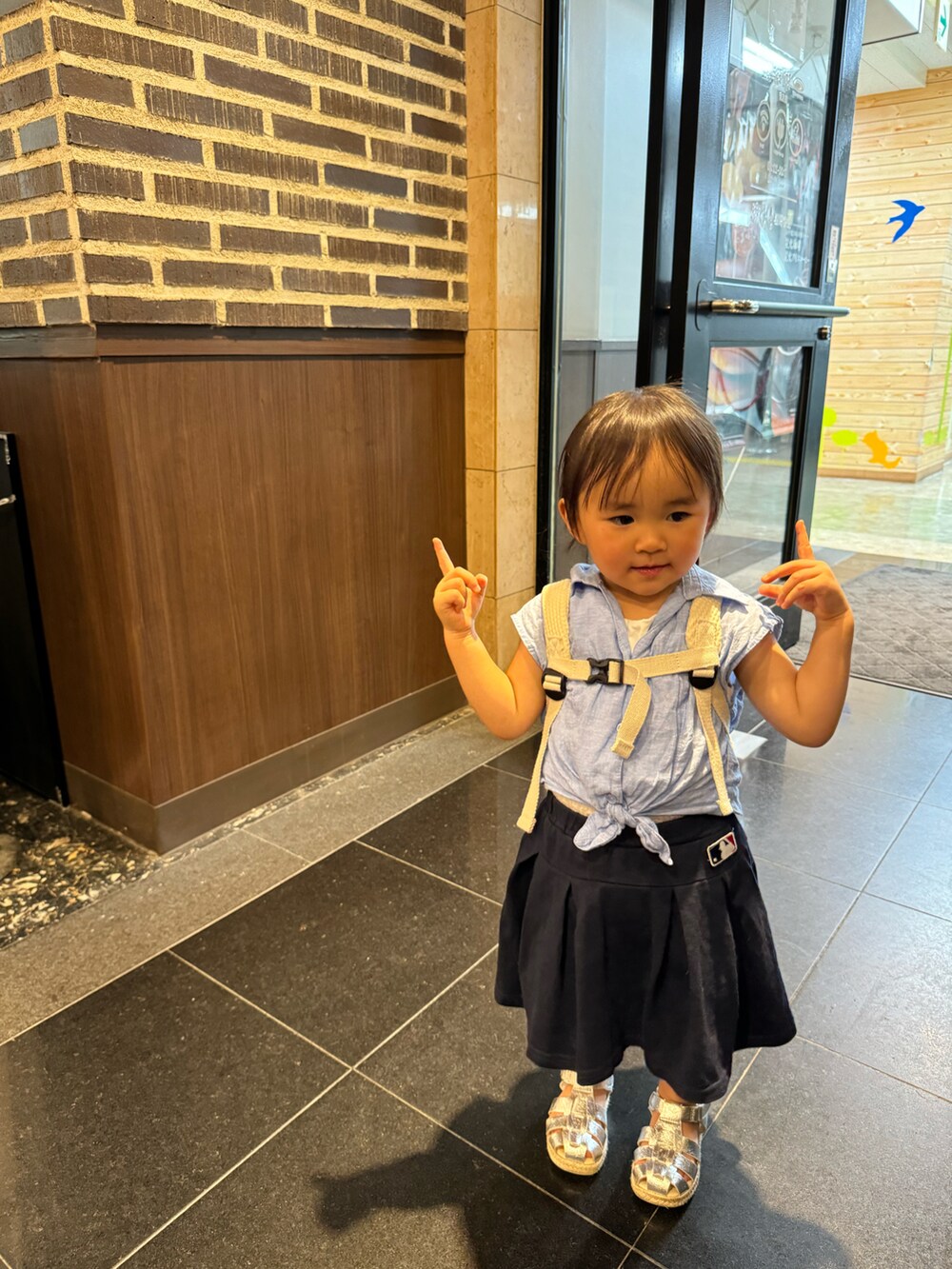 ブルー系のシャツ/ブラウス、ブルー系のスカート、シルバー系のサンダルを着用したキッズの秋コーディネートの2枚目の写真