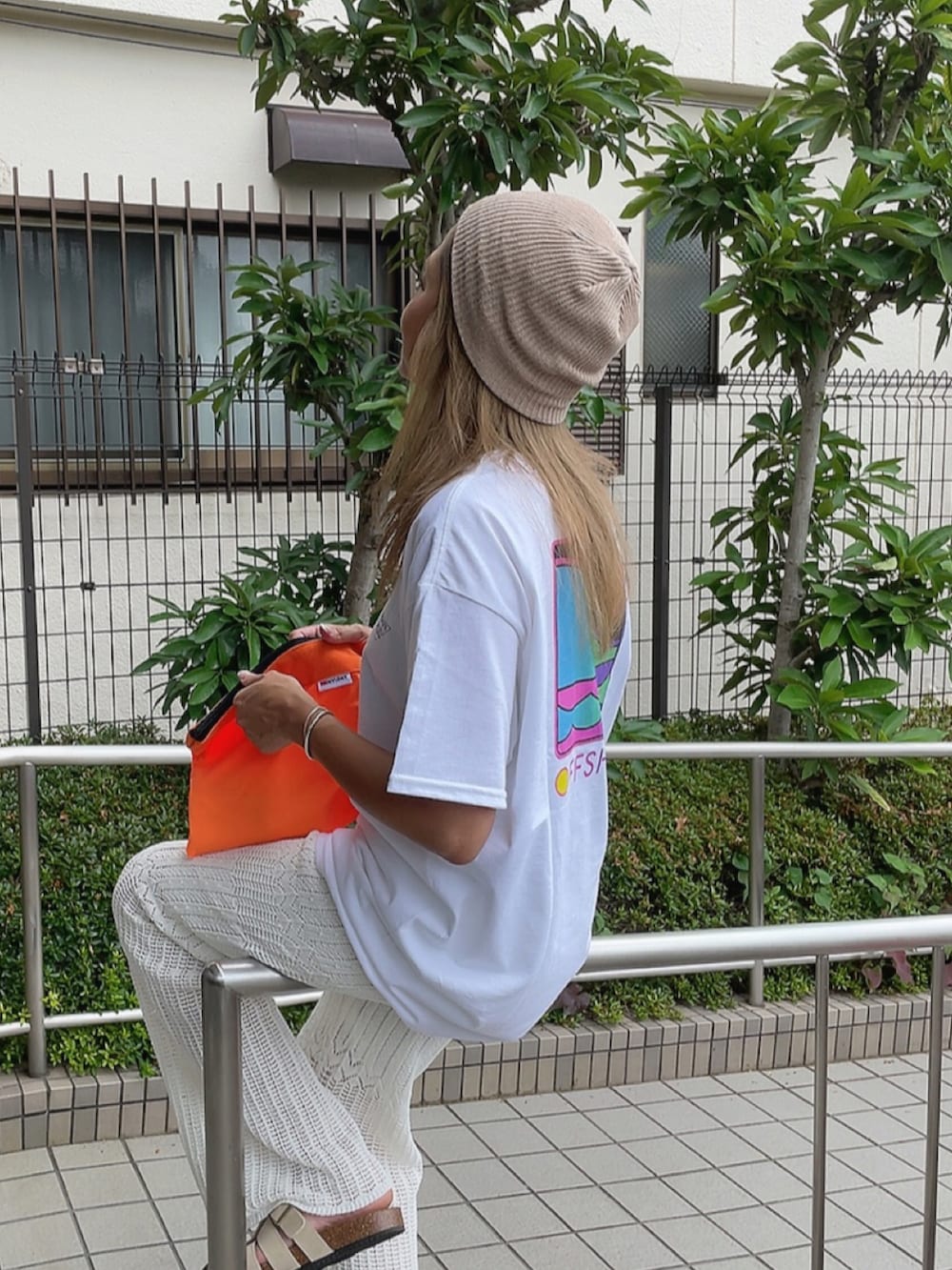パープル系のTシャツ/カットソー、ホワイト系のパンツ、ベージュ系のサンダルを着用したレディースの夏コーディネートの2枚目の写真