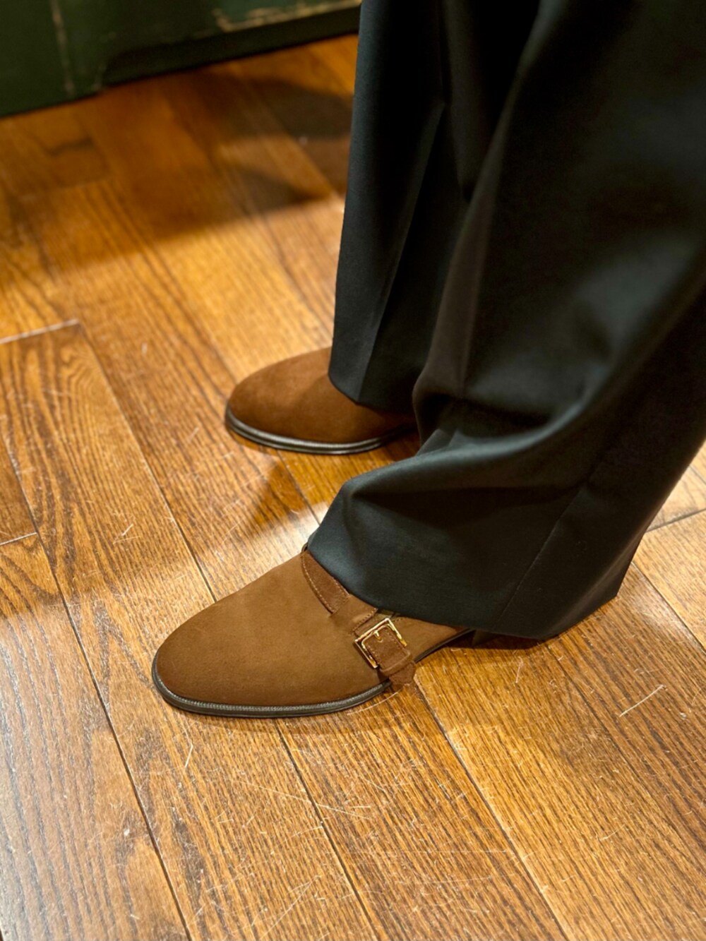 ブルー系のシャツ/ブラウス、ブルー系のシャツ/ブラウス、ブラック系のその他パンツを着用したメンズの秋コーディネートの3枚目の写真