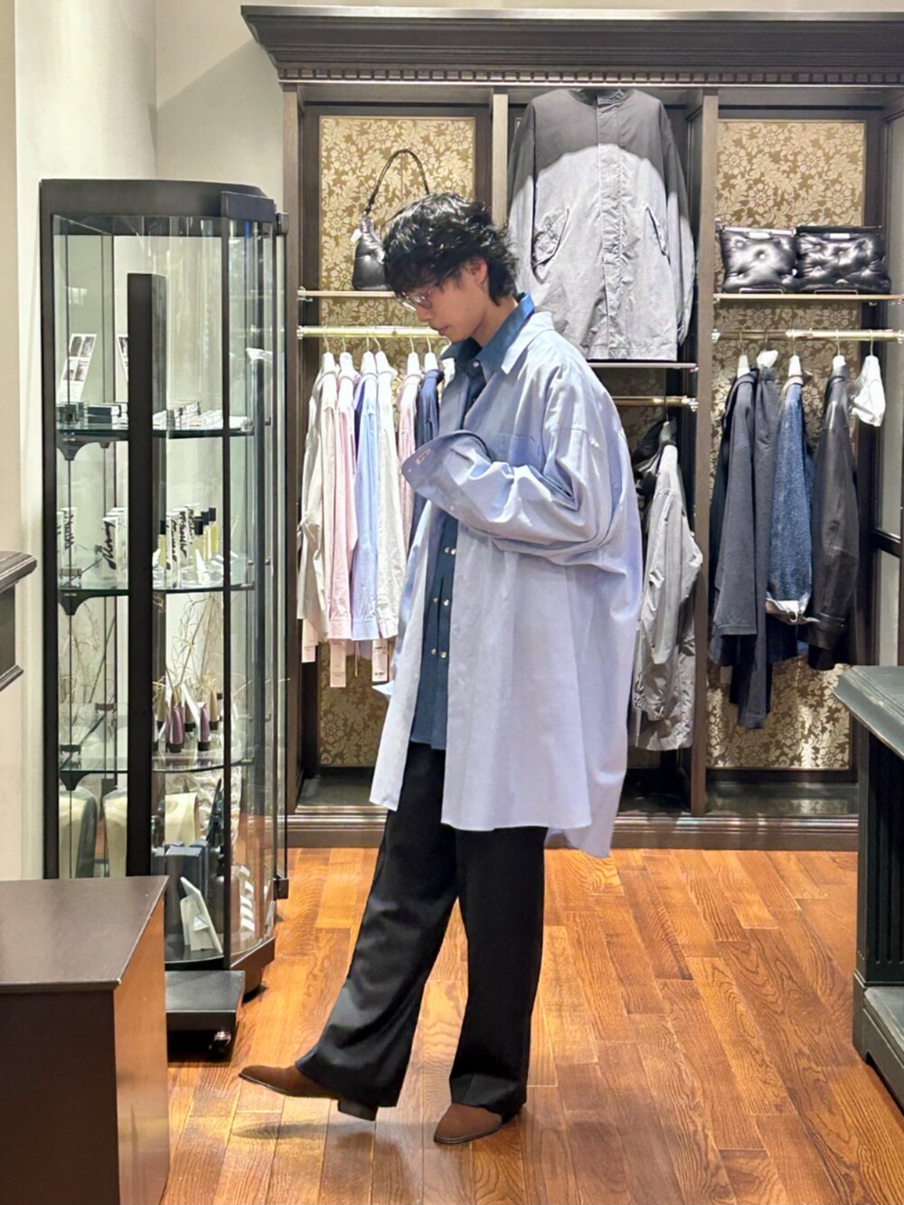 ブルー系のシャツ/ブラウス、ブルー系のシャツ/ブラウス、ブラック系のその他パンツを着用したメンズの秋コーディネートの4枚目の写真