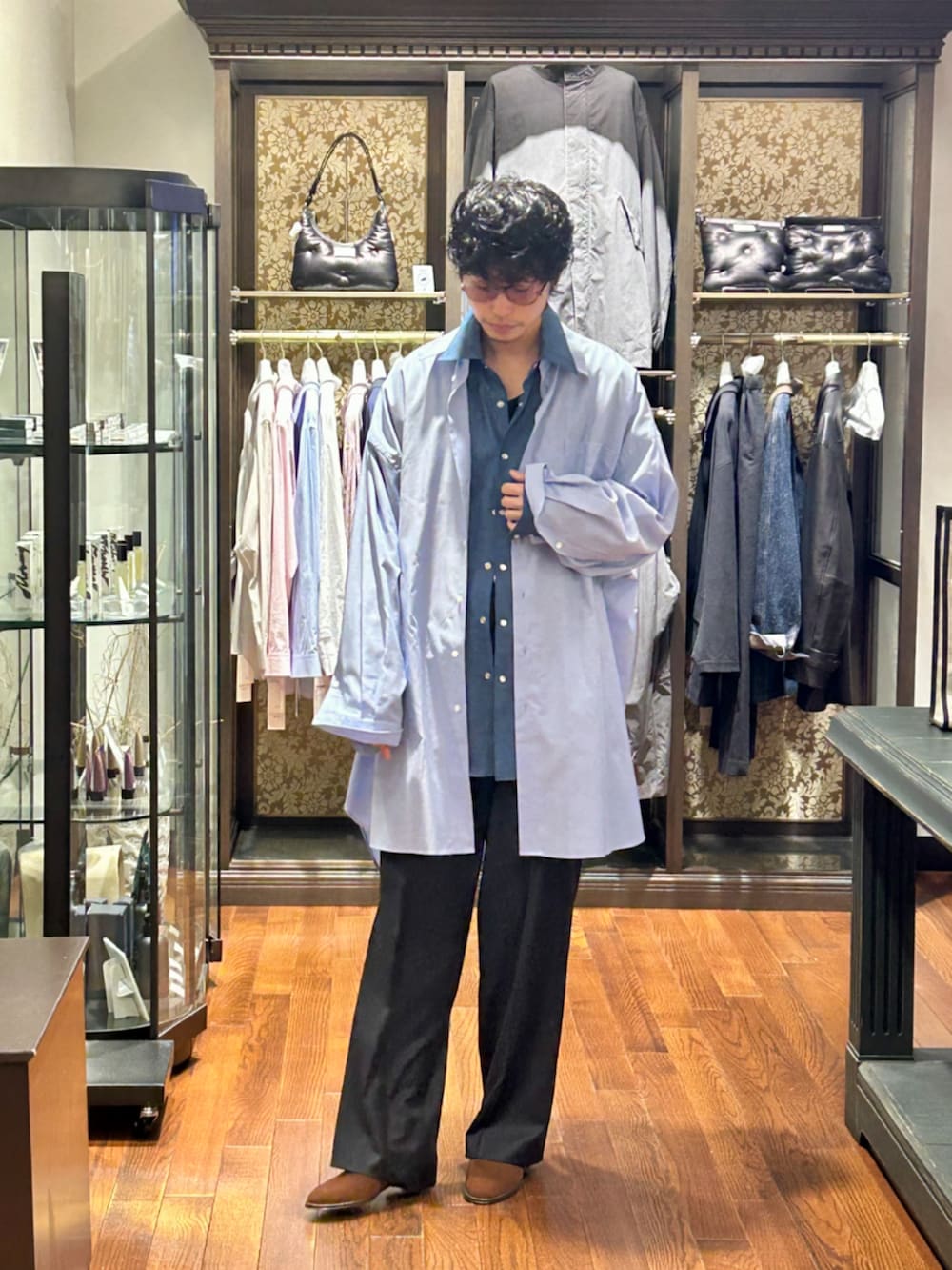 ブルー系のシャツ/ブラウス、ブルー系のシャツ/ブラウス、ブラック系のその他パンツを着用したメンズの秋コーディネートの2枚目の写真