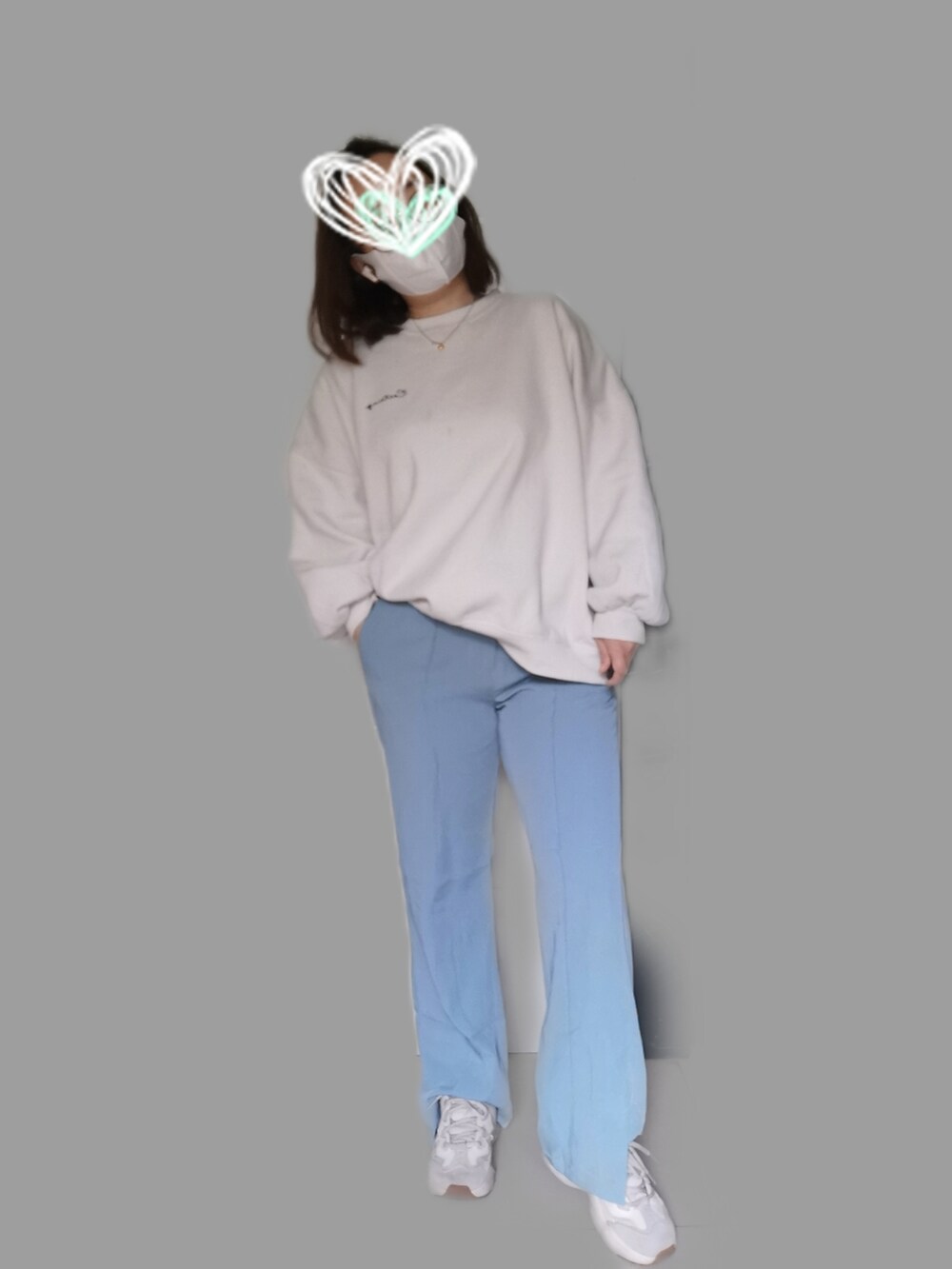 ブルー系のチノパンツ、ホワイト系のパーカーを着用したレディースの春コーディネートの3枚目の写真