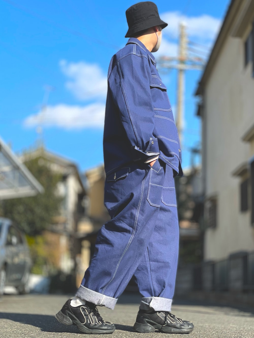 ブルー系のデニムジャケット、ブルー系のサロペット/オーバーオールを着用したメンズの冬コーディネートの3枚目の写真