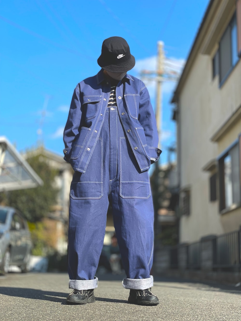 ブルー系のデニムジャケット、ブルー系のサロペット/オーバーオールを着用したメンズの冬コーディネートの2枚目の写真