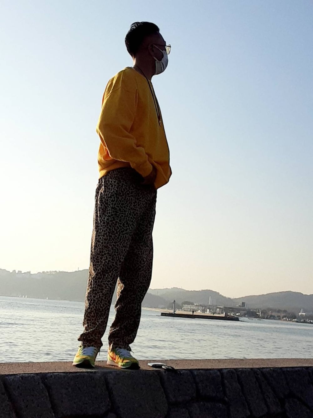 イエロー系のスウェット、その他のその他パンツ、イエロー系のスニーカーを着用したメンズの秋コーディネートの2枚目の写真