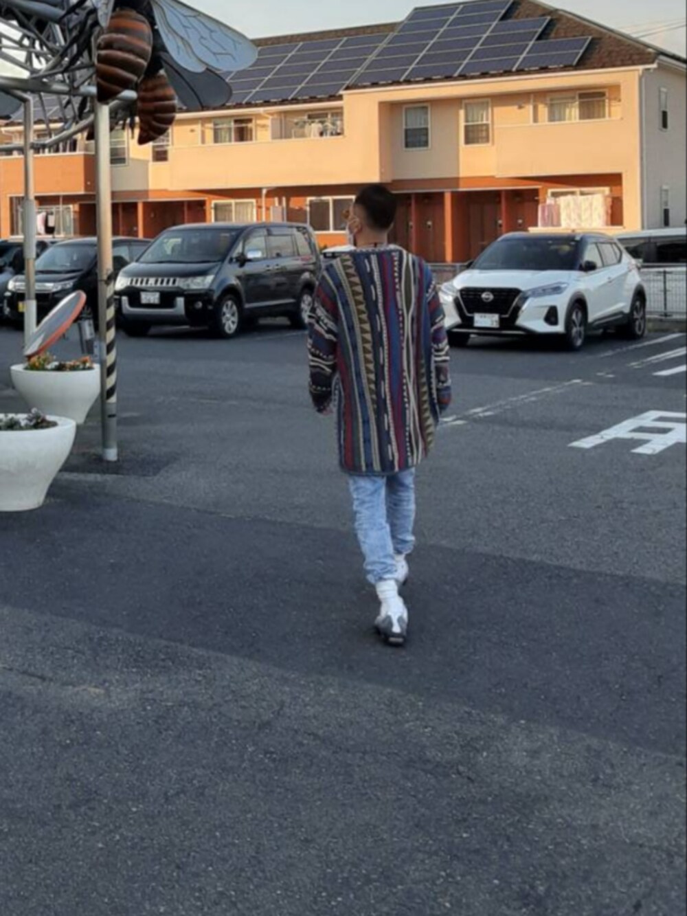 その他のニット/セーター、ブルー系のデニムパンツ、グレー系のスニーカーを着用したメンズの秋コーディネートの2枚目の写真