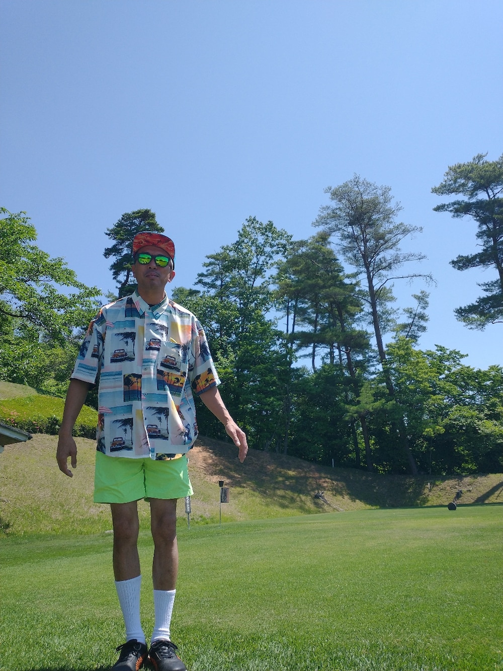 イエロー系のパンツ、その他のシャツ/ブラウス、ブラック系のその他シューズを着用したメンズの夏コーディネートの2枚目の写真