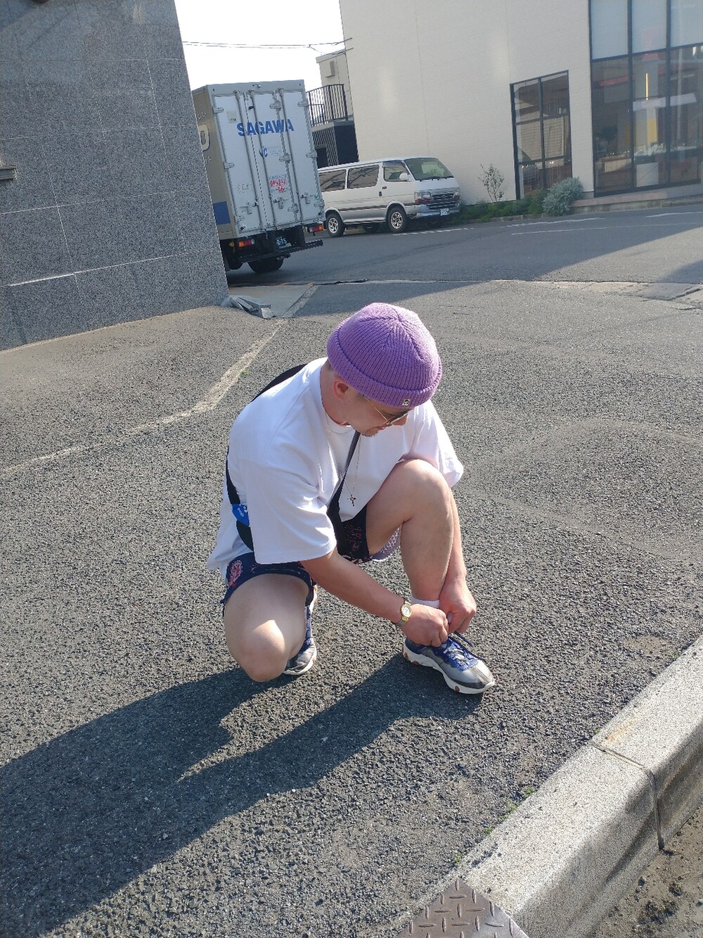 ホワイト系のTシャツ/カットソー、ブルー系のTシャツ/カットソー、ホワイト系のスニーカーを着用したメンズの春コーディネートの2枚目の写真