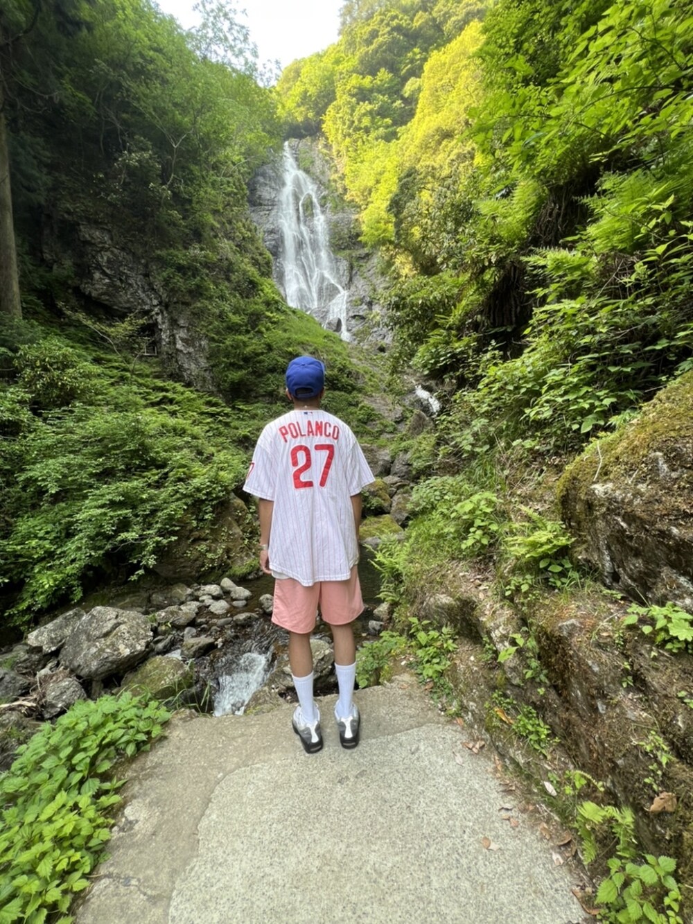 ホワイト系のその他トップス、ピンク系のその他パンツ、グレー系のスニーカーを着用したメンズの春コーディネートの2枚目の写真