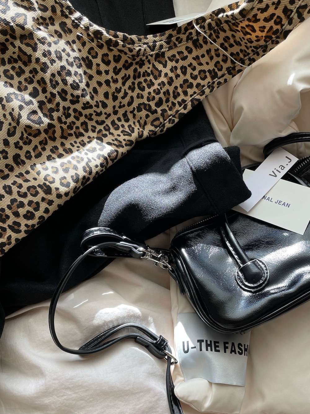 ブラック系のその他パンツ、ブラック系のショルダーバッグ、その他のトートバッグを着用したレディースの冬コーディネートの2枚目の写真