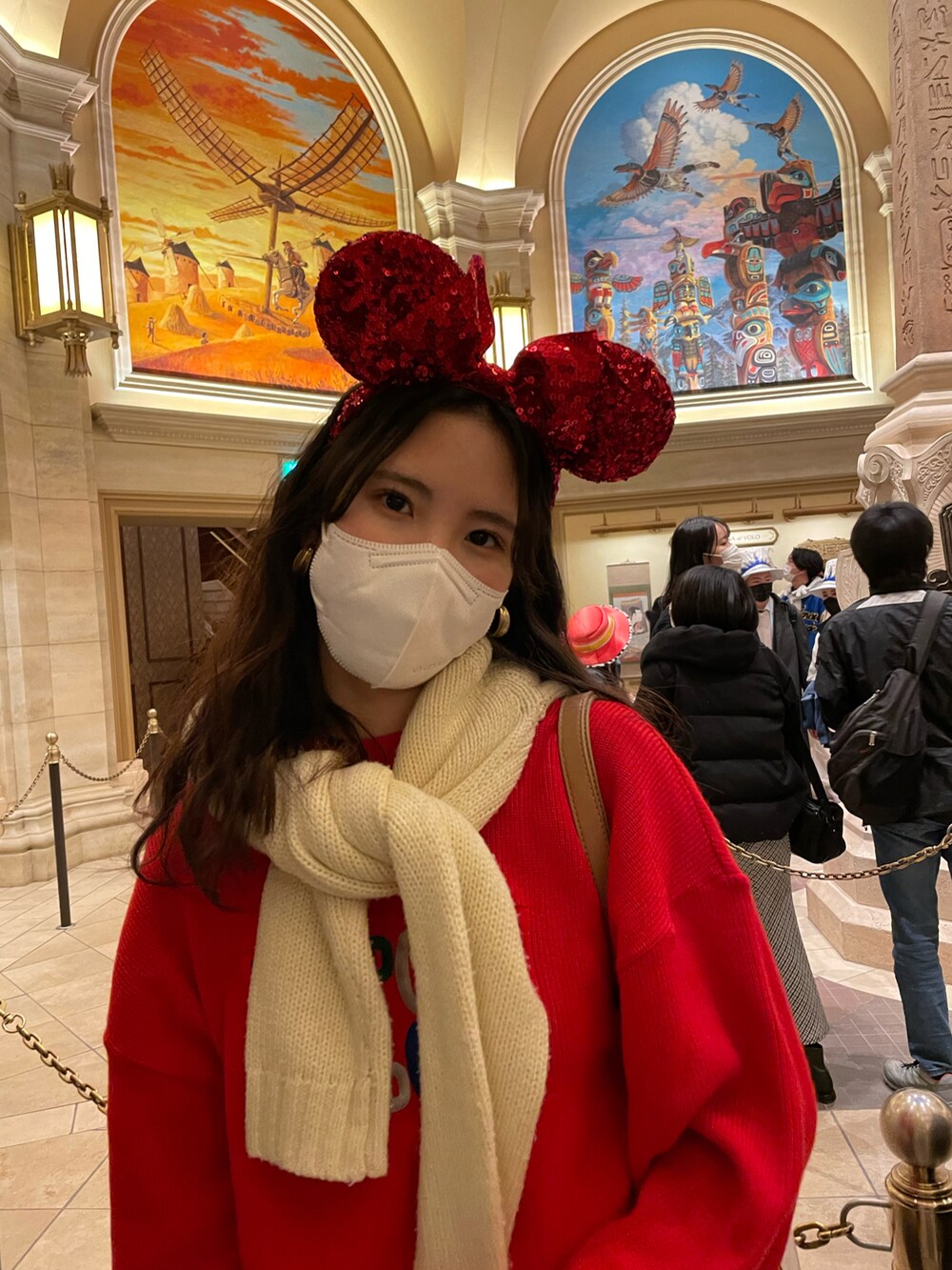 ホワイト系のスニーカー、グレー系のスラックス、レッド系のスウェットを着用したレディースの春コーディネートの4枚目の写真