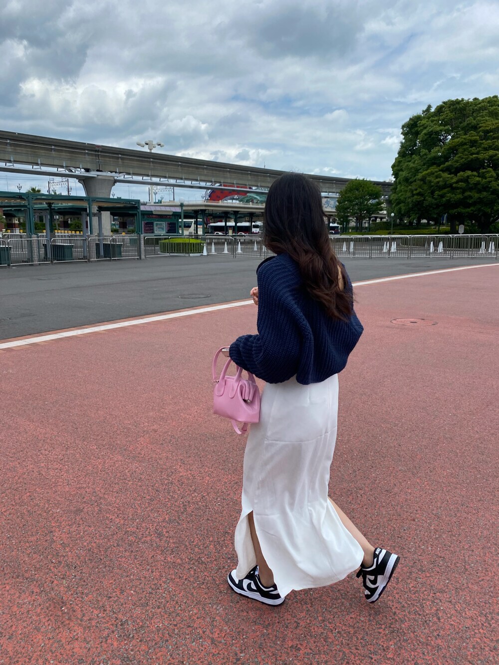 ホワイト系のスニーカー、その他のジャケット/アウター、ホワイト系のシャツワンピースを着用したレディースの夏コーディネートの3枚目の写真