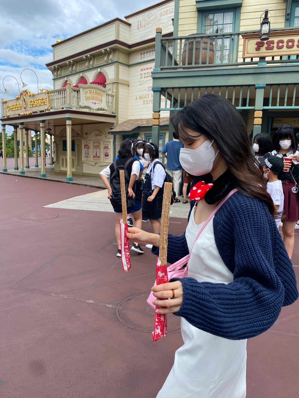 ホワイト系のスニーカー、その他のジャケット/アウター、ホワイト系のシャツワンピースを着用したレディースの夏コーディネートの2枚目の写真