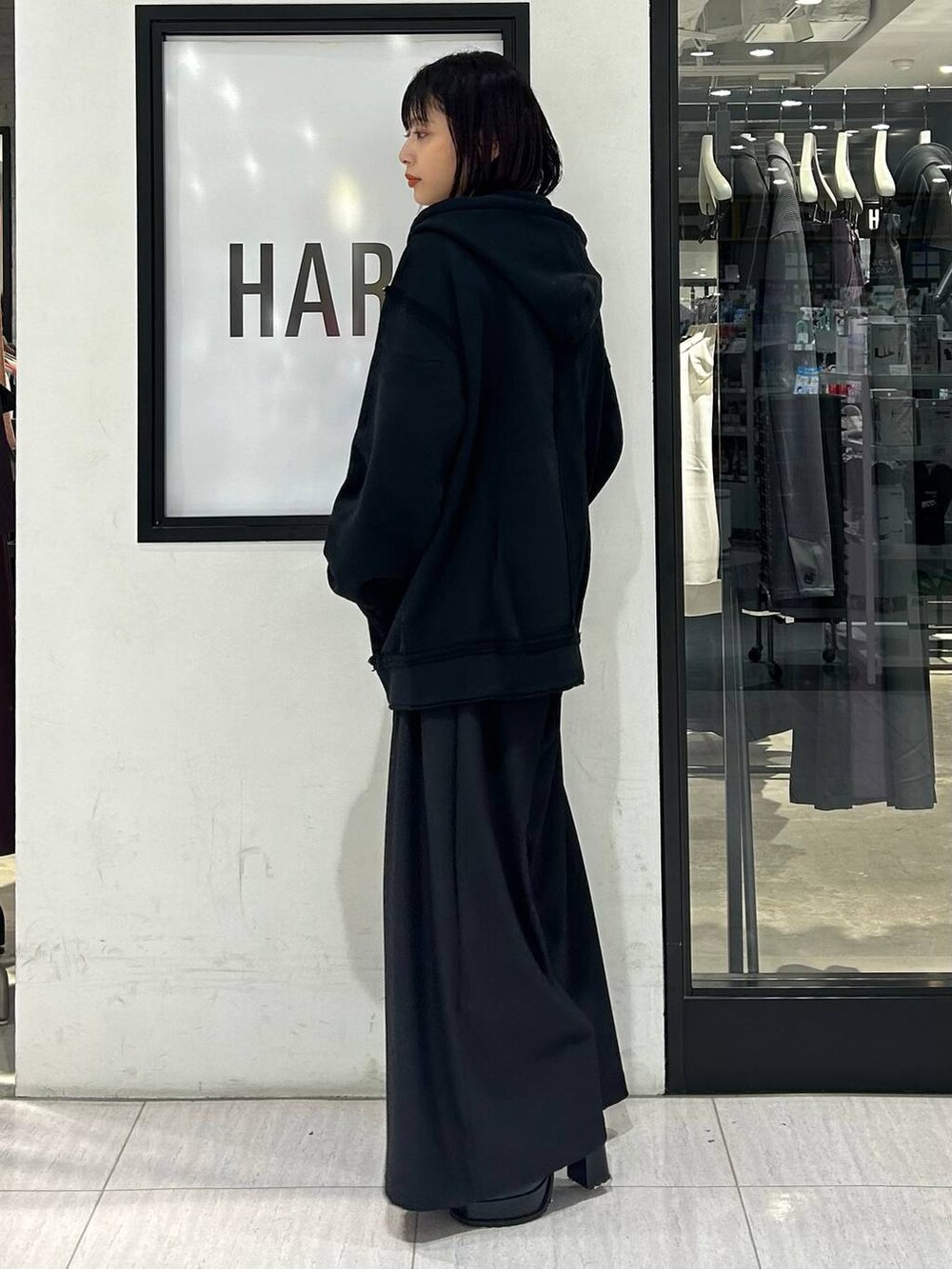 ブラック系のブーツ、グレー系のTシャツ/カットソー、ブラック系のその他パンツを着用したレディースの秋コーディネートの2枚目の写真