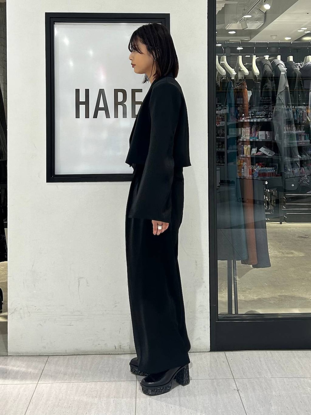 ブラック系のショルダーバッグ、ブラック系のパンプス、ブラック系のテーラードジャケットを着用したレディースの春コーディネートの4枚目の写真