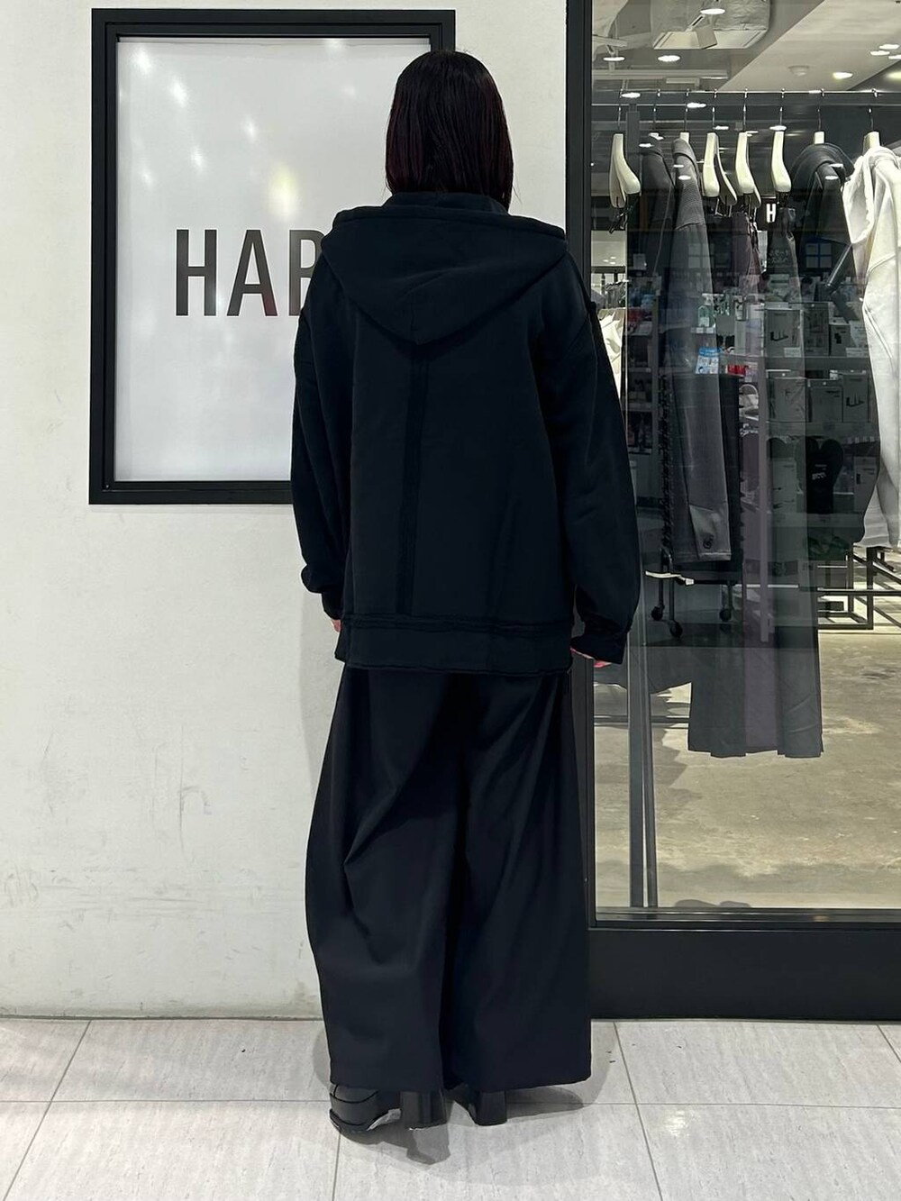 ブラック系のブーツ、グレー系のTシャツ/カットソー、ブラック系のその他パンツを着用したレディースの秋コーディネートの3枚目の写真