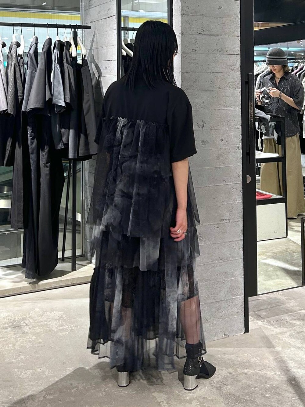 ブラック系のサンダル、ブラック系のショルダーバッグ、ブラック系のシャツ/ブラウスを着用したレディースの夏コーディネートの5枚目の写真