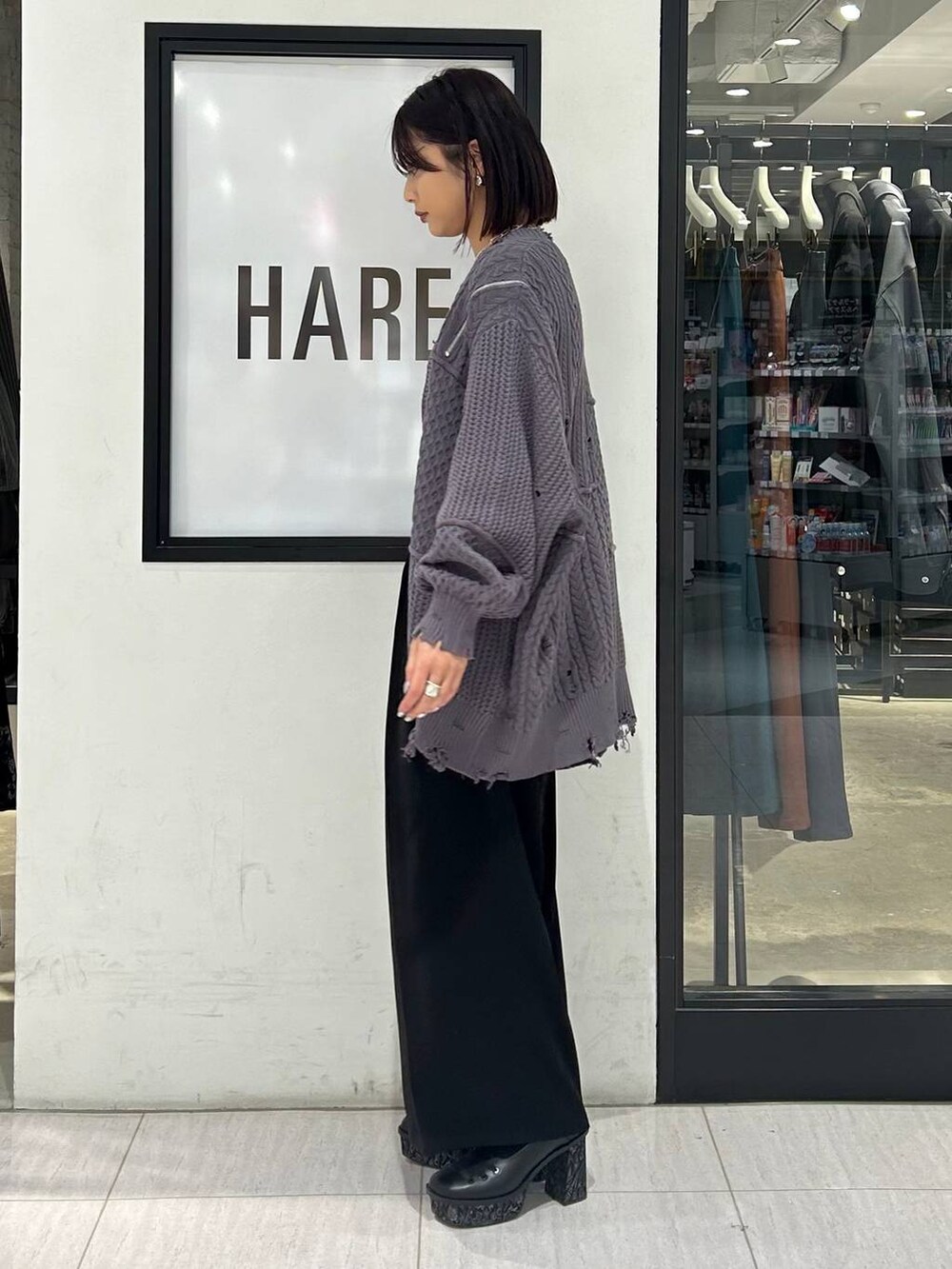 グレー系のカーディガン/ボレロ、ブラック系のパンプス、ブラック系のその他パンツを着用したレディースの春コーディネートの4枚目の写真