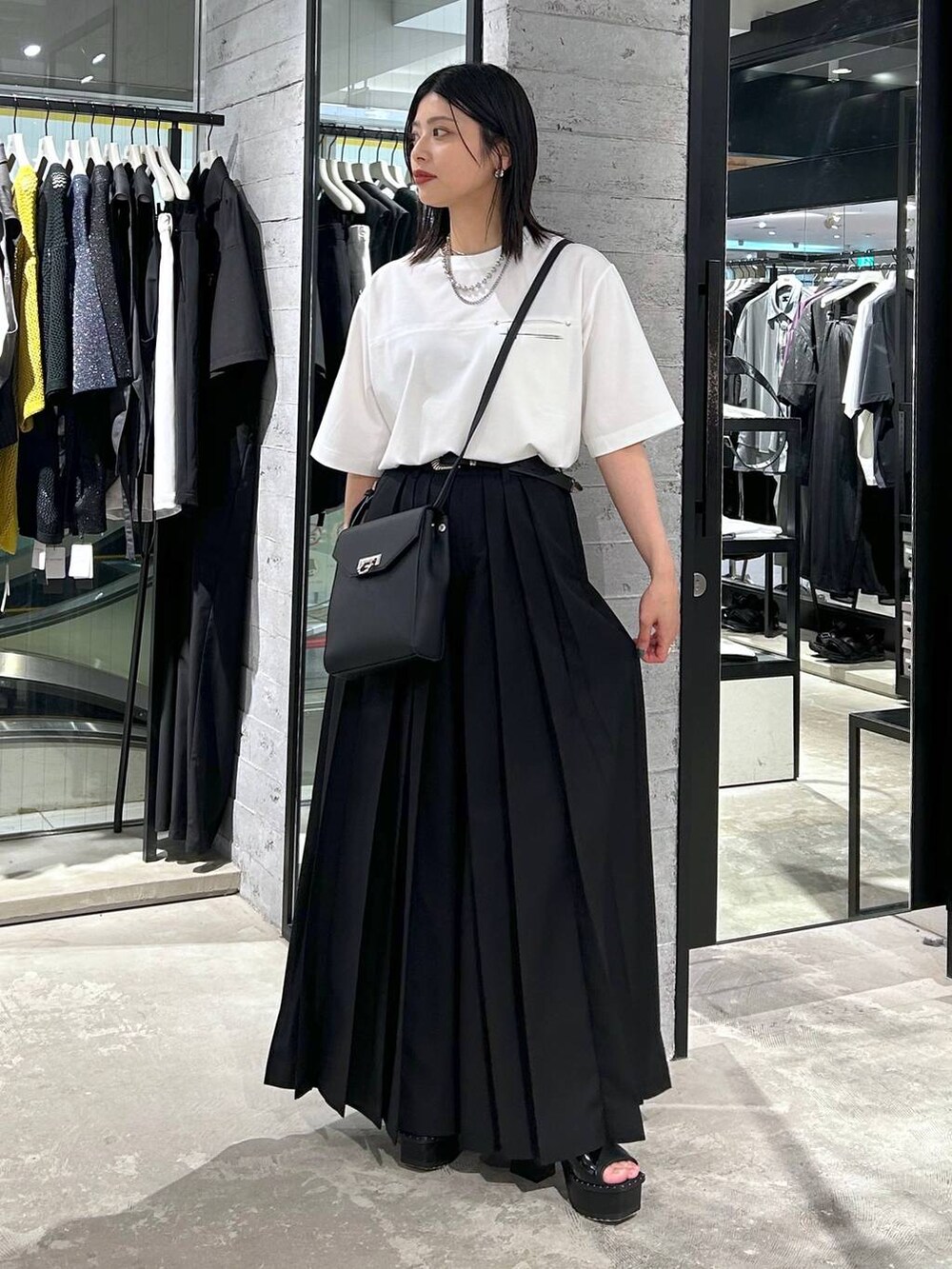 「着痩せ・細見え、モード、体型カバー、HARE、Tシャツ、ワイドパンツ、サンダル、モノトーン、シンプルコーデ、メンズライク、カジュアルコーデ、カジュアル、夏コーデ」｜「HAREのシャークソールチャンキーサンダル(HARE)（サンダル、ブラック系）」を使った、おさとさん（レディース・160cm）の春コーディネートの3枚目の写真