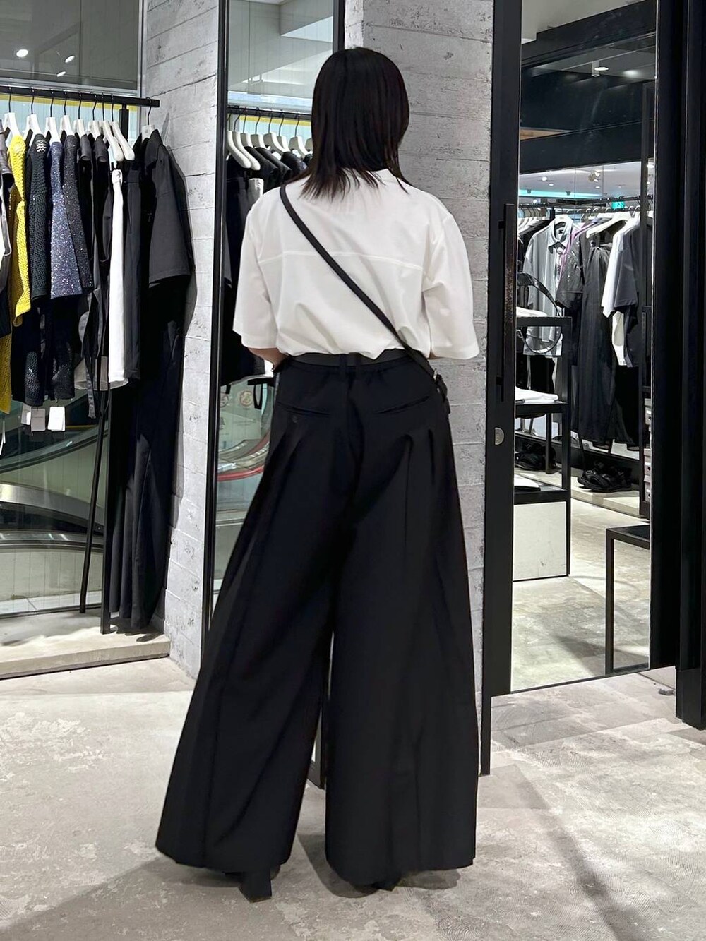 「着痩せ・細見え、モード、体型カバー、HARE、Tシャツ、ワイドパンツ、サンダル、モノトーン、シンプルコーデ、メンズライク、カジュアルコーデ、カジュアル、夏コーデ」｜「HAREのシャークソールチャンキーサンダル(HARE)（サンダル、ブラック系）」を使った、おさとさん（レディース・160cm）の春コーディネートの5枚目の写真
