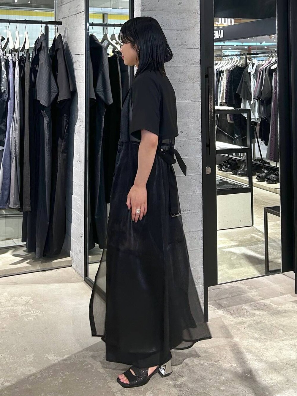 ブラック系のその他パンツ、ブラック系のショルダーバッグ、ブラック系のサンダルを着用したレディースの夏コーディネートの4枚目の写真